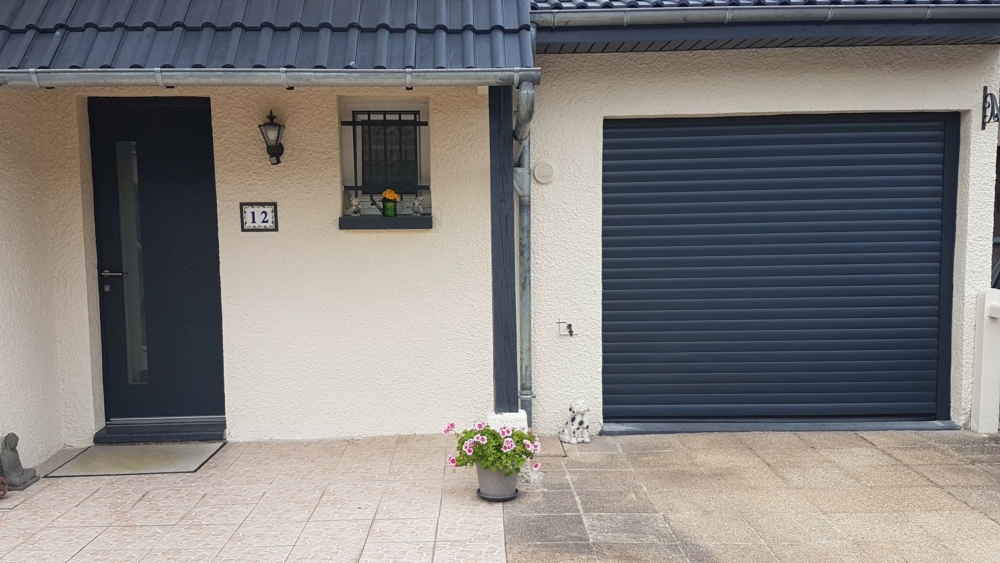 Pose d’une porte de garage et d’une porte d’entrée.